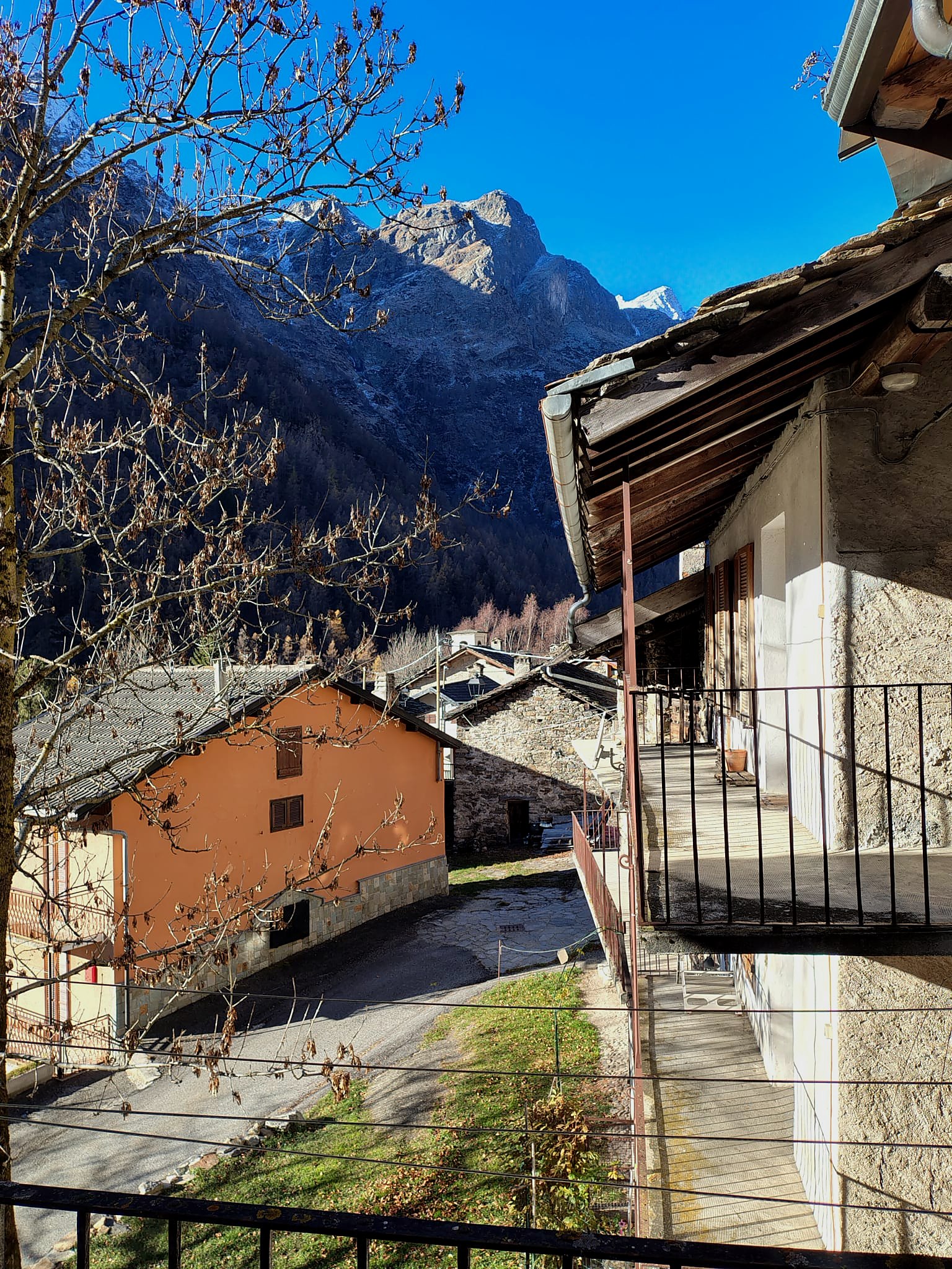 Vicolo della borgata di Tressi, con i versanti della Val Soana sullo sfondo