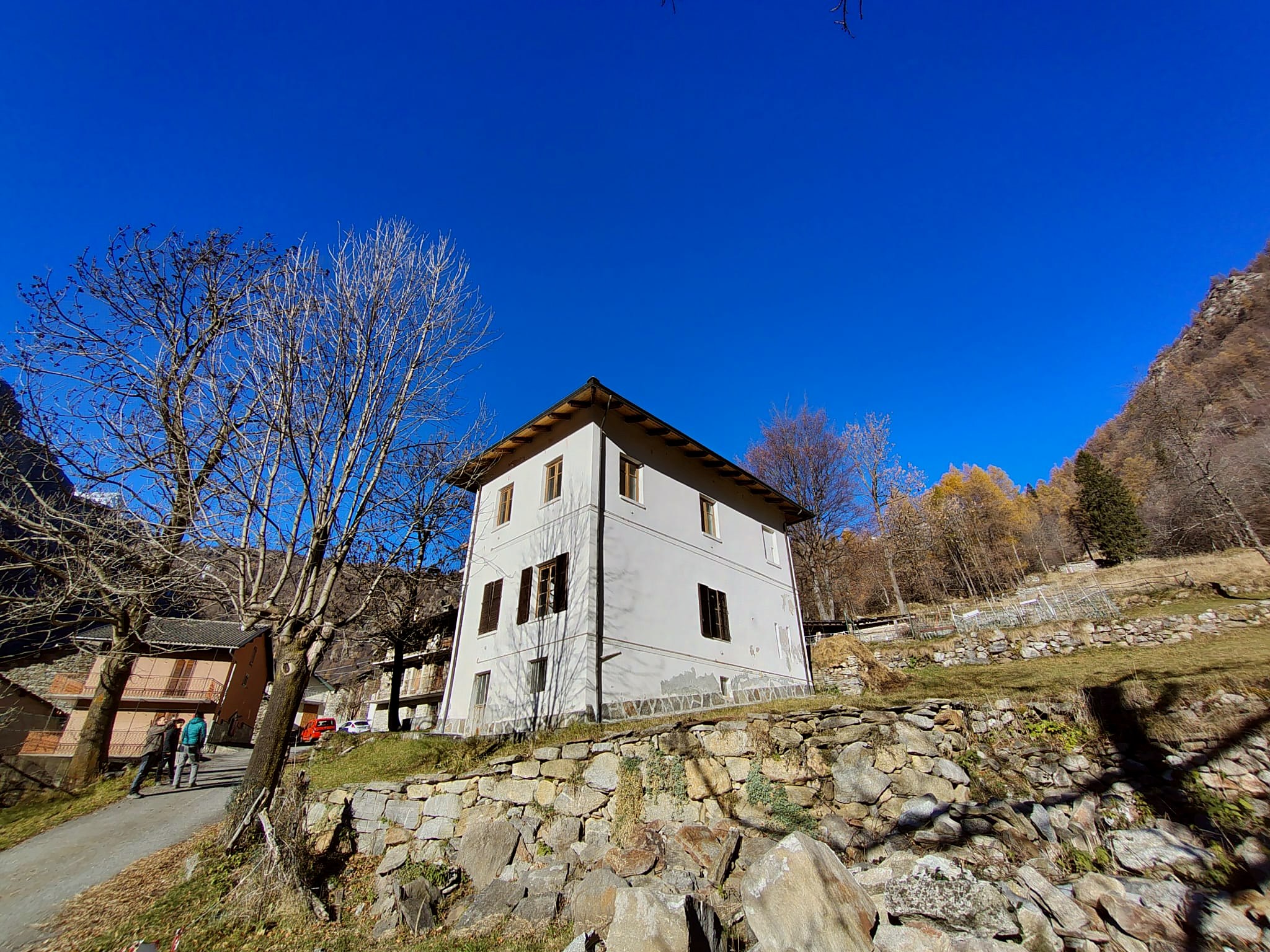L'edificio dell'ex scuola comunale di Tressi, in Val Soana, che ospiterà il presidio