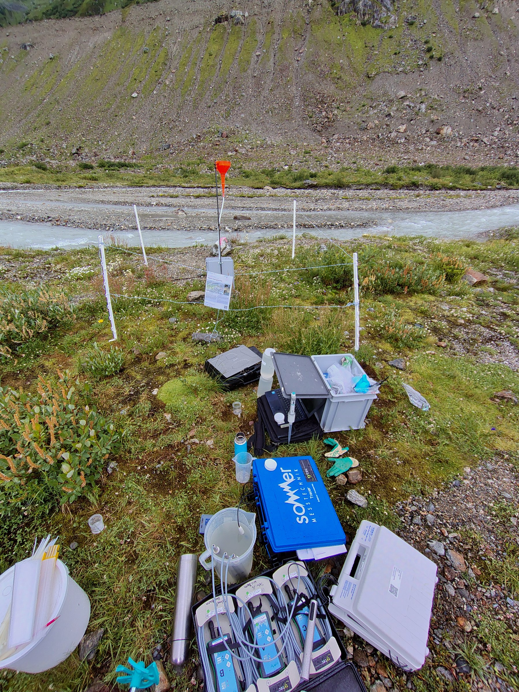 Stazione di misura installata sul terreno, con sensori e strumentazione di campo
