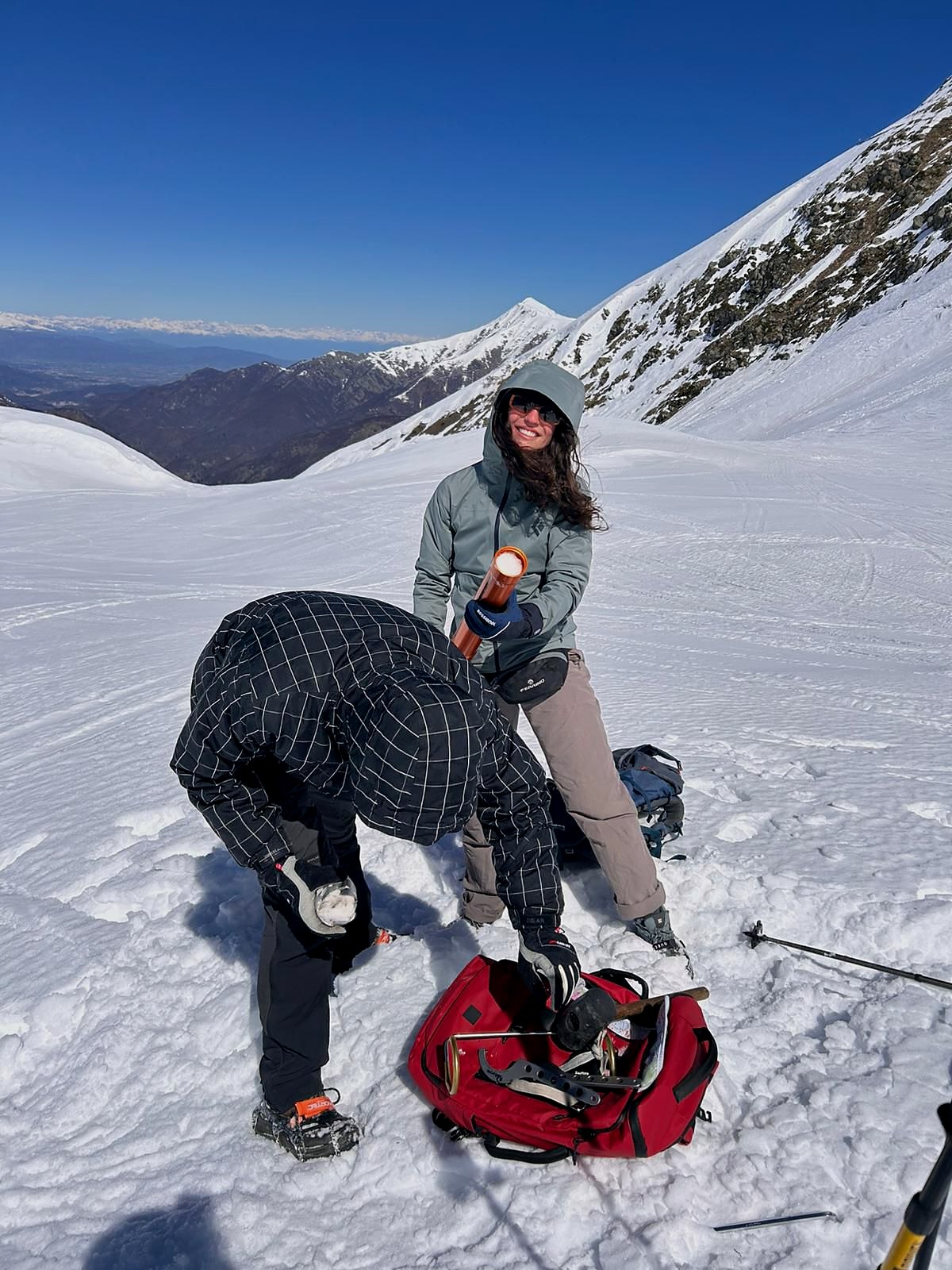 Maria Elena Alfano durante un rilievo nivologico su un pendio innevato