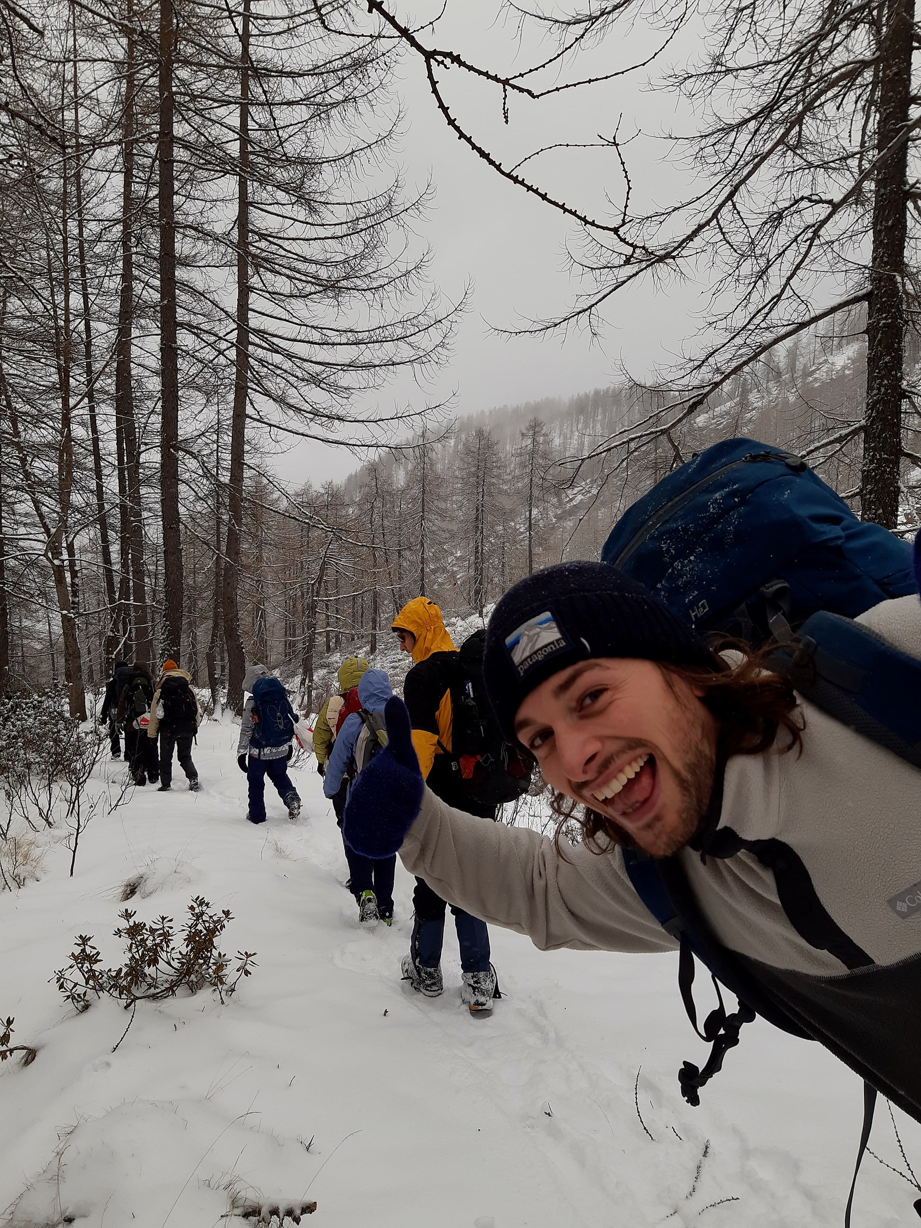 Luigi Cafiero in cammino nel bosco innevato con il gruppo
