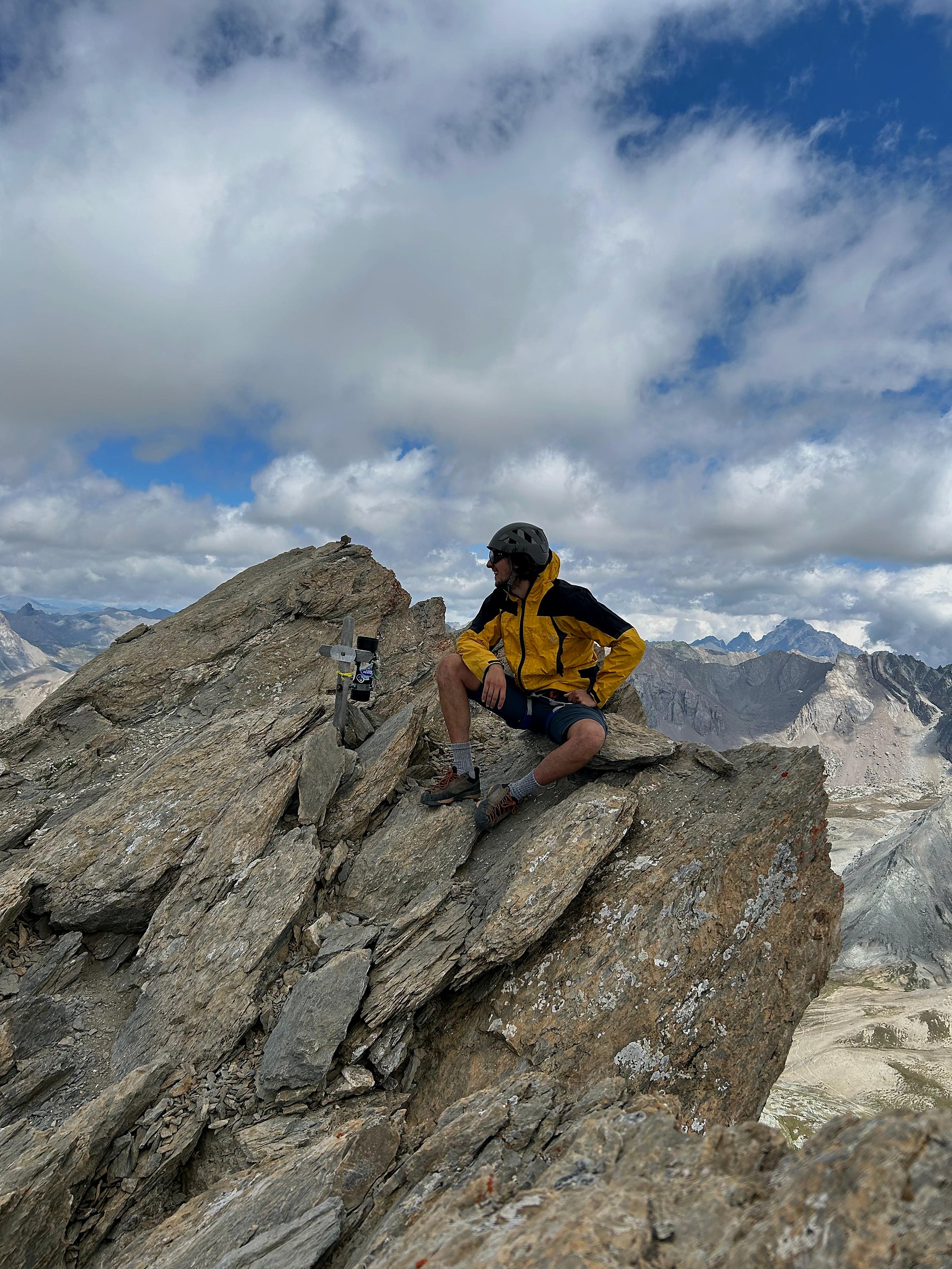 Vittorio Giordano seduto su una cresta rocciosa d'alta quota